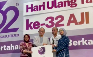 Pesta Babi documentary wins both Udin and Tasrif awards for ‘injustice’ storytelling Producer Victor Mambor of the documentary Pesta Babi (Pig Feast): Colonialism in Our Time accepts the award on behalf of the production team