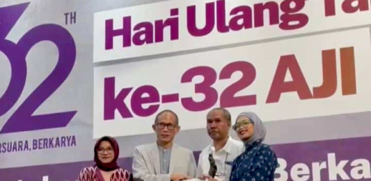 Pesta Babi documentary wins both Udin and Tasrif awards for ‘injustice’ storytelling Producer Victor Mambor of the documentary Pesta Babi (Pig Feast): Colonialism in Our Time accepts the award on behalf of the production team