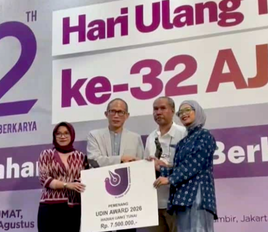 Producer Victor Mambor of the documentary Pesta Babi (Pig Feast): Colonialism in Our Time accepts the award on behalf of the production team