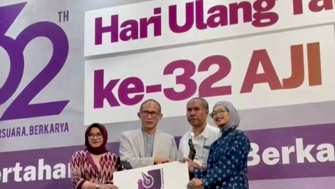 Producer Victor Mambor of the documentary Pesta Babi (Pig Feast): Colonialism in Our Time accepts the award on behalf of the production team