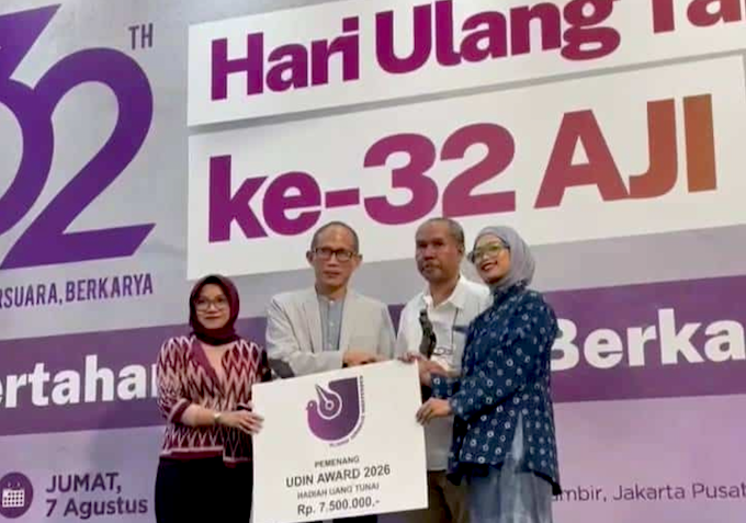 Producer Victor Mambor of the documentary Pesta Babi (Pig Feast): Colonialism in Our Time accepts the award on behalf of the production team