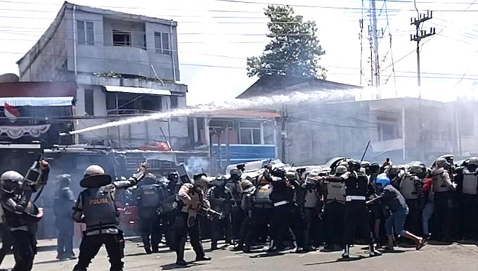 Large demos across West Papua meet with mixed responses by police Indonesian police fire water cannon and tear gas on West Papuan demonstrators at Perumnas III Waena, Heram District, Jayapura City, Papua